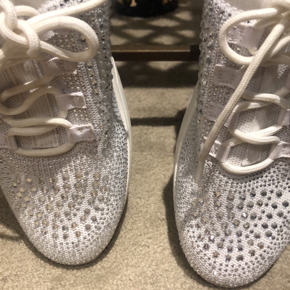 Blondo waterproof sparkly sequin sneakers. Slip on. very comfy. Size 8M - Picture 6 of 7